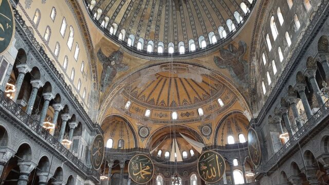 Ayasofya'nın iç mekânı ve geniş kubbesi