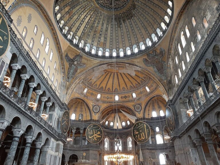Ayasofya'nın iç mekânı ve geniş kubbesi