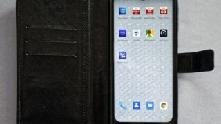 Bir akıllı telefon ve kılıfı yan yana duruyor