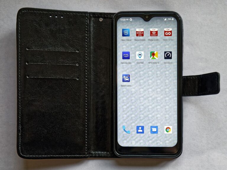 Bir akıllı telefon ve kılıfı yan yana duruyor