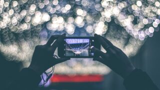 Masanın üzerinde duran bir akıllı telefon ve renkli kalem
