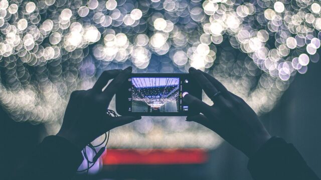 Masanın üzerinde duran bir akıllı telefon ve renkli kalem