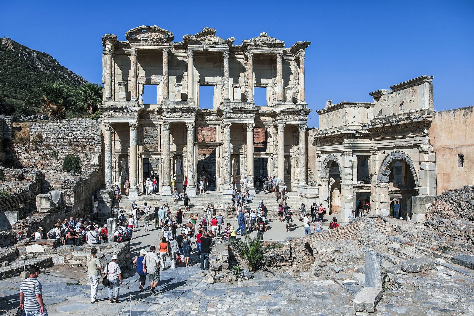 Efes Antik Kenti'ndeki Celsus Kütüphanesi'nin cephesi
