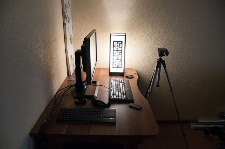 Bir masada duran bilgisayar monitörü ve klavye