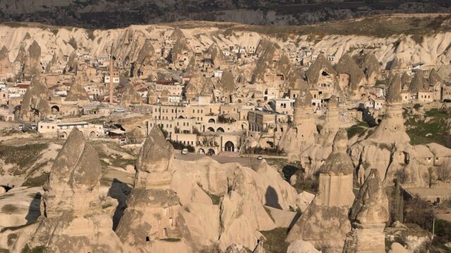 Kapadokya'da Göreme Vadisi'nin peribacaları ve kayalık manzarası