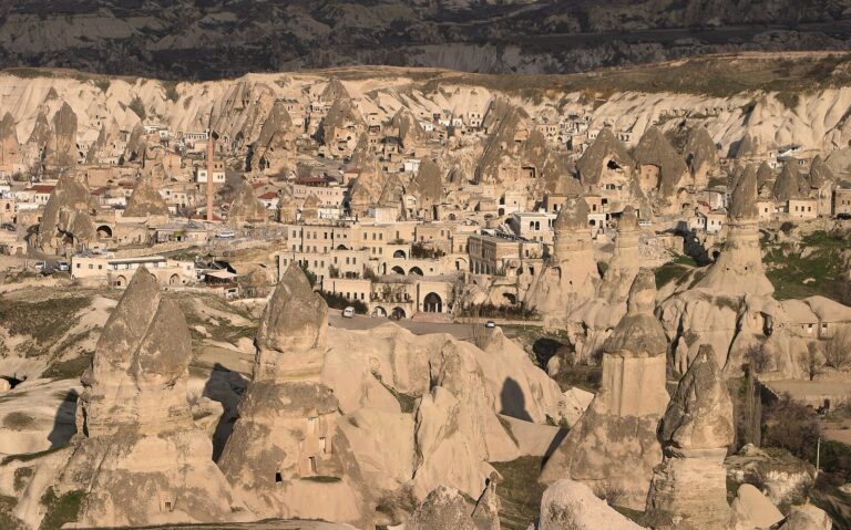 Kapadokya'da Göreme Vadisi'nin peribacaları ve kayalık manzarası