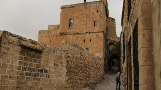 Mardin'in eski mahallesindeki taş binalar ve dar sokaklar