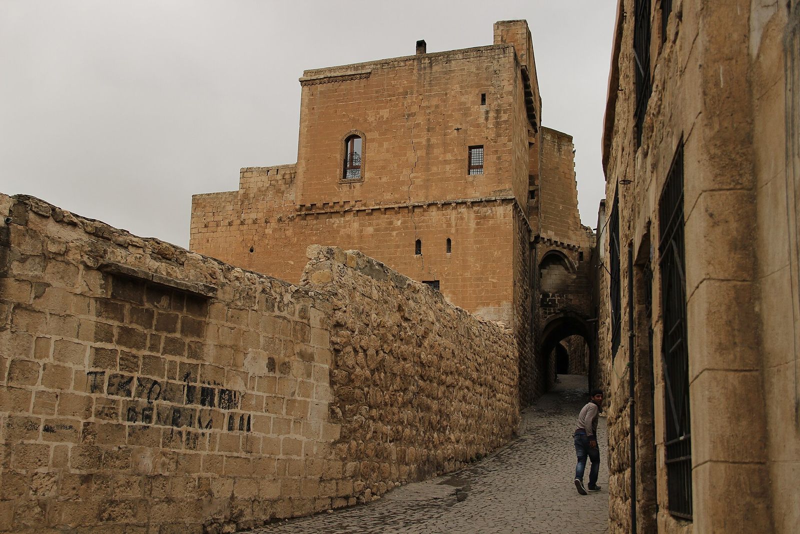Mardin'in eski mahallesindeki taş binalar ve dar sokaklar