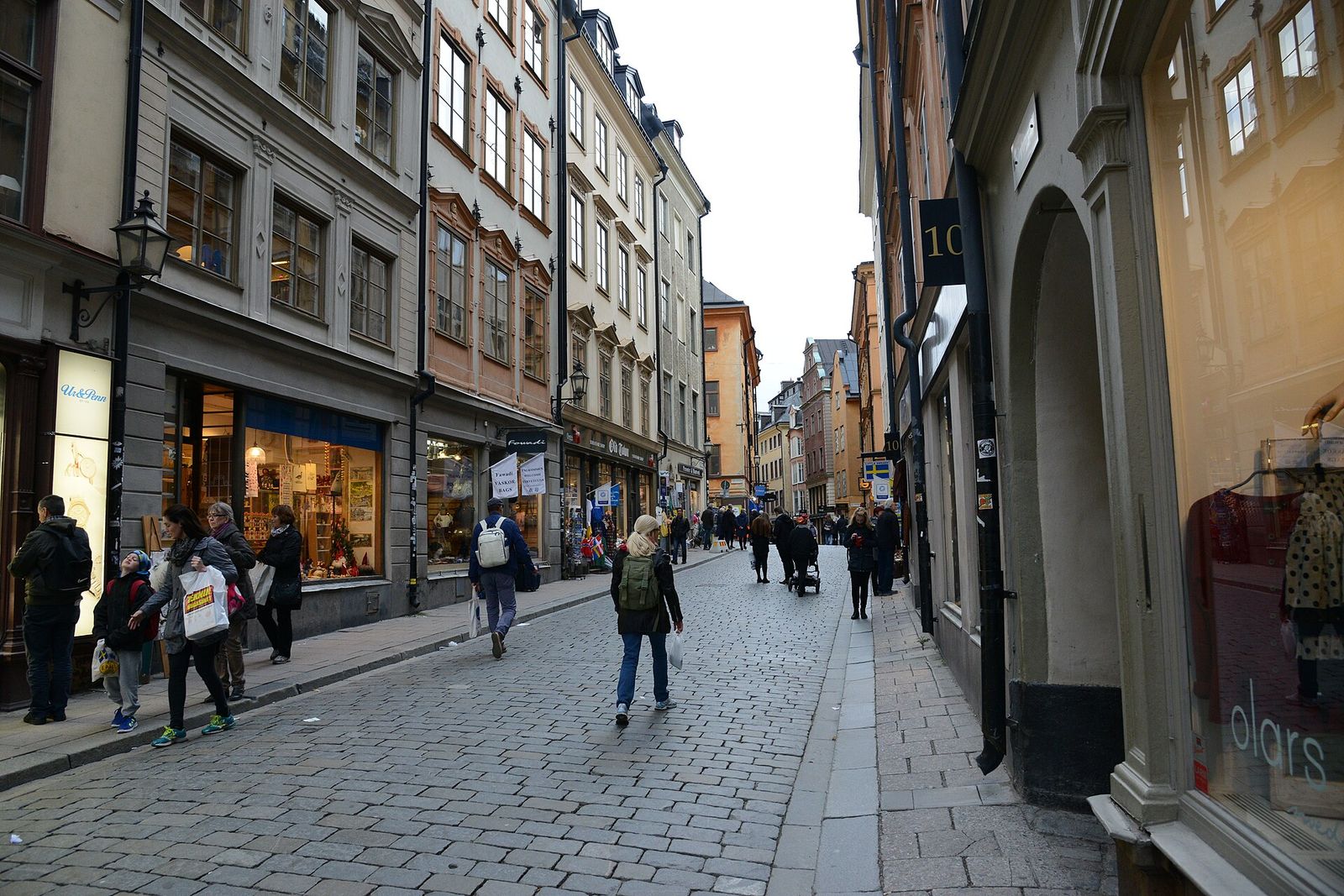 Stockholm şehrinin kıyıdan görünen siluetini gösteren bir fotoğraf