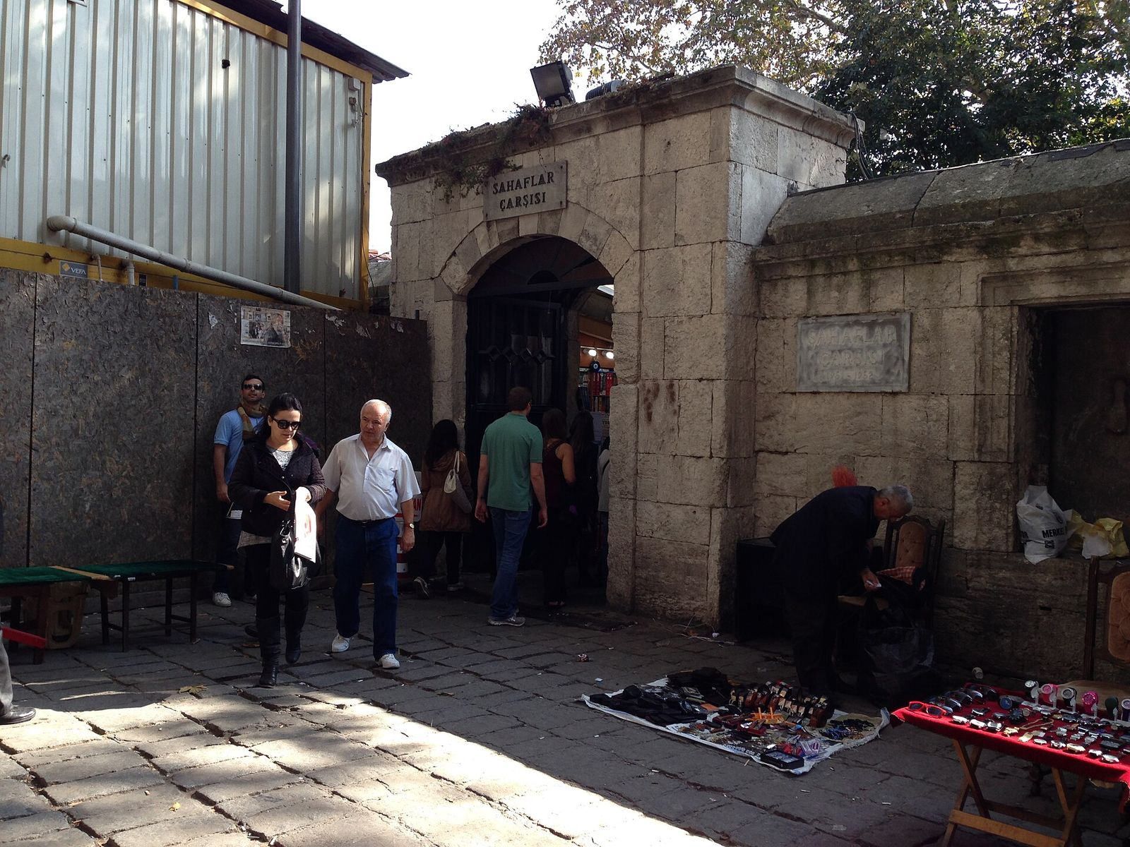 İstanbul'da eski kitap satılan bir sokak manzarası