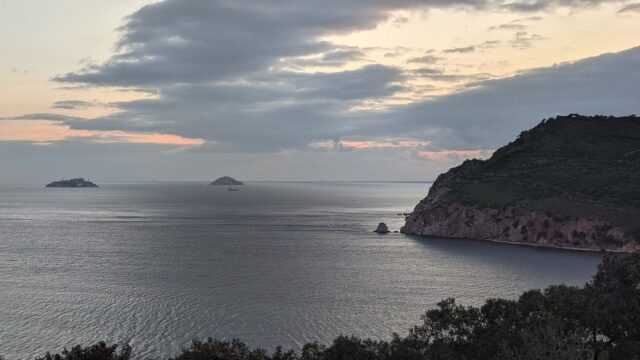 Burgazada'nın güney kıyısından denize bakan manzara