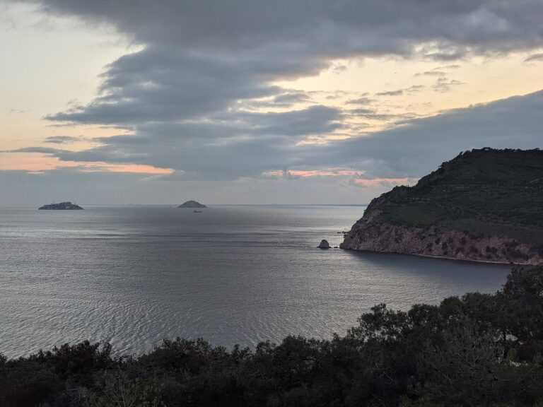 Burgazada'nın güney kıyısından denize bakan manzara