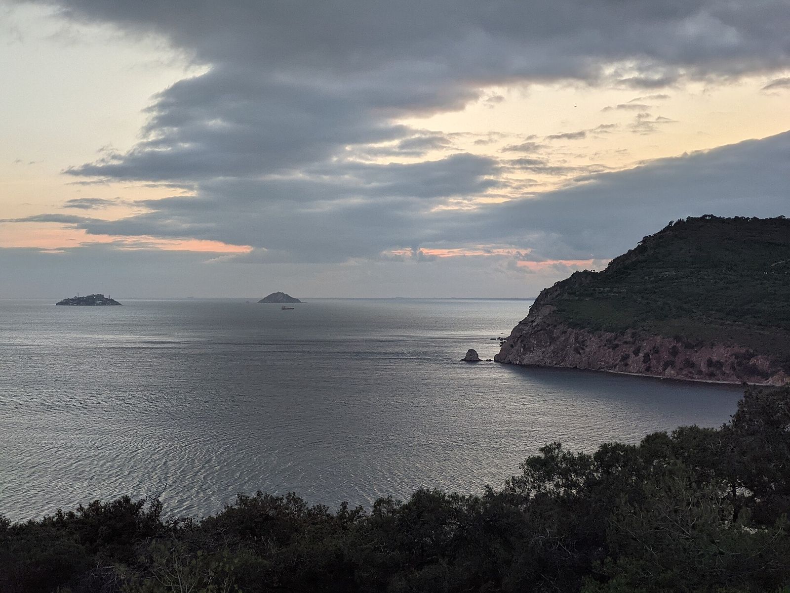 Burgazada'nın güney kıyısından denize bakan manzara